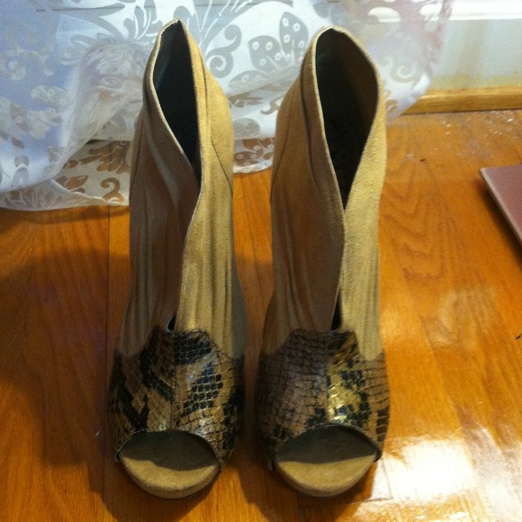 Michael Antonio tan snake skin heels