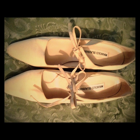Aithentic Manolo Blahnik sz 37 1/2 cream shoes.