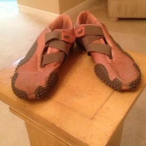 Puma pink sneakers Velcro closure comfy & Cute!