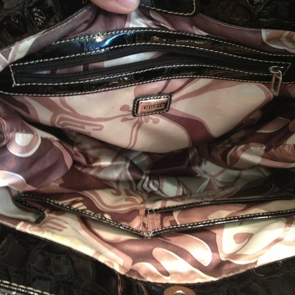 ✨Reduced✨Authentic Guess purse - Picture 2 of 4