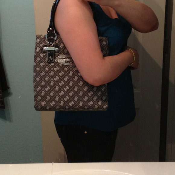 ✨Reduced✨Authentic Guess purse - Picture 3 of 4