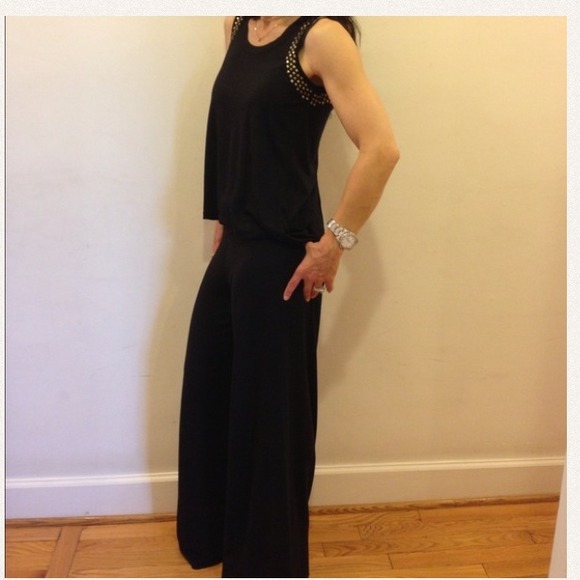 Love this great chic split back top with studs New - Picture 3 of 4