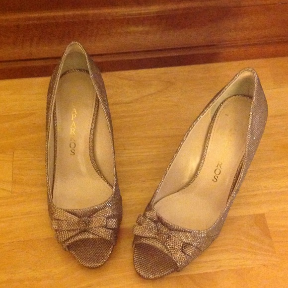 Peep toe kitten heels. - Picture 2 of 3