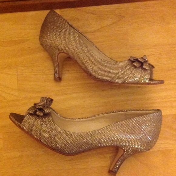 Peep toe kitten heels. - Picture 3 of 3