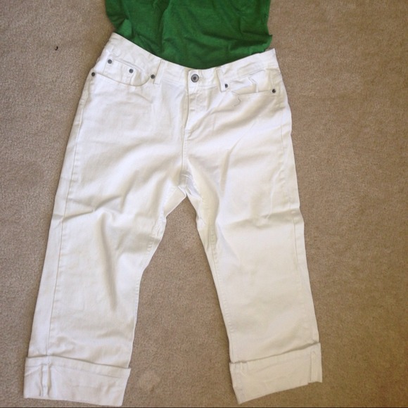 White denim cuffed crop pants