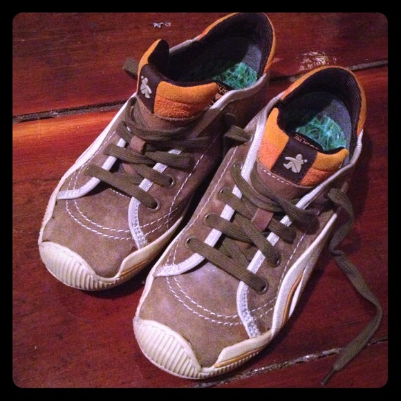 Adorable brown n white cushe sneakers