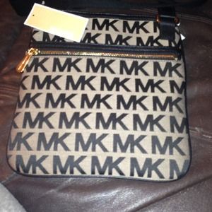 🚫Sold🚫Michael Kors crossbody!!