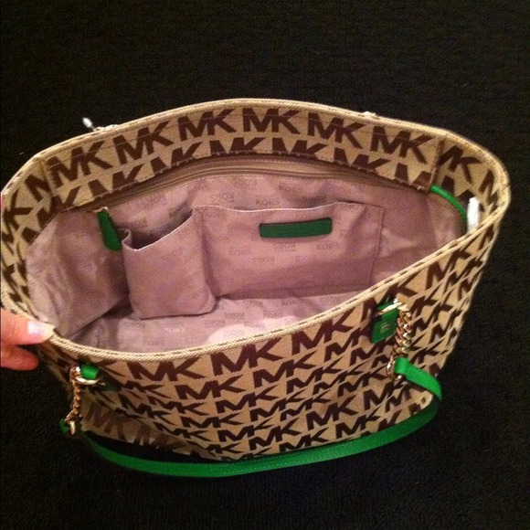 🚫SOLD🚫 Michael Kors Jet Set tote - Picture 2 of 4