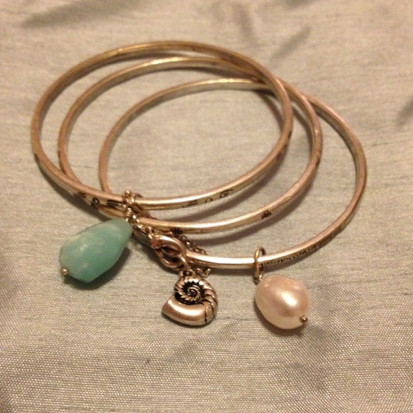 🚫Sold🚫🌺Set of 3 bracelets🌺
