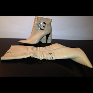 SHM Boot Size 7 Tan With Buckle On The Side.