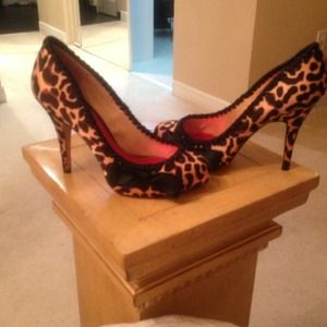 Betsey Johnson leopard stilettos heels amazing!