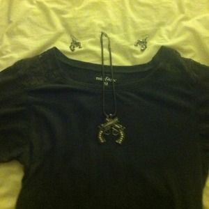 Half sleeve shirt with necklace