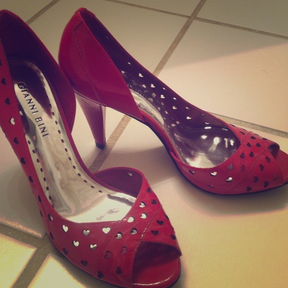 *REDUCED!* Gianni Bini cut out peep toe heels!