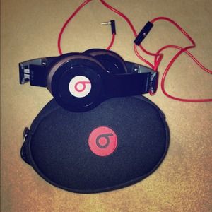 ⛔SOLD⛔HD Beats by dr. Dre with control talk!