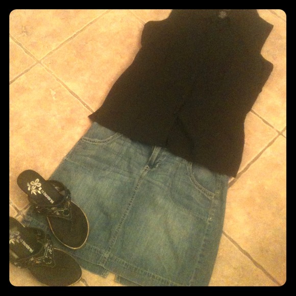 REDUCED!! Sleeveless button up top
