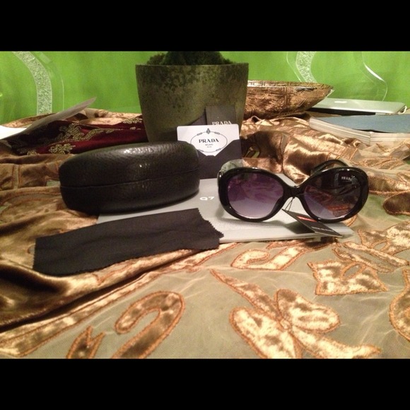 Prada - Picture 1 of 3