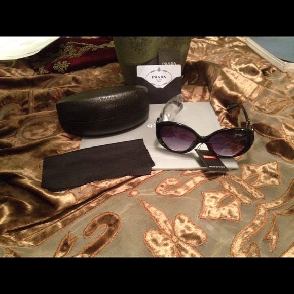 Prada - Picture 2 of 3