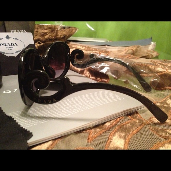 Prada - Picture 3 of 3