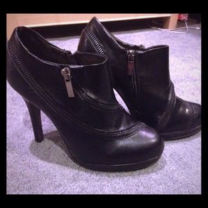 🎉New Listing🎉 Black Ankle cut off Boot Heels