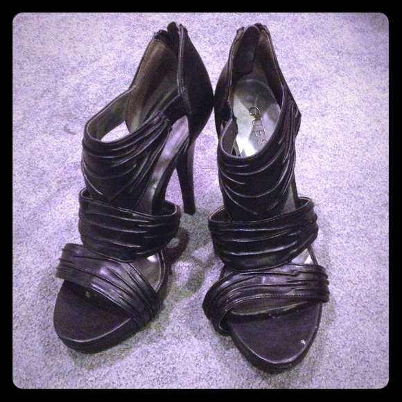 🎉New Listing🎉 Black Guess Heels