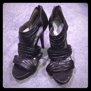 🎉New Listing🎉 Black Guess Heels