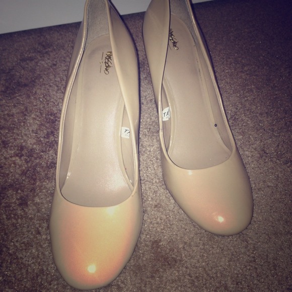 Nude pumps with shorter heel