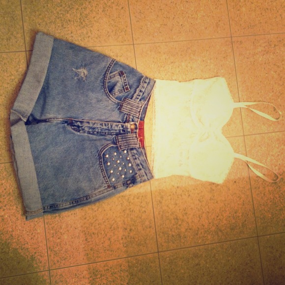💢SOLD💢 Highwaisted studded shorts.
