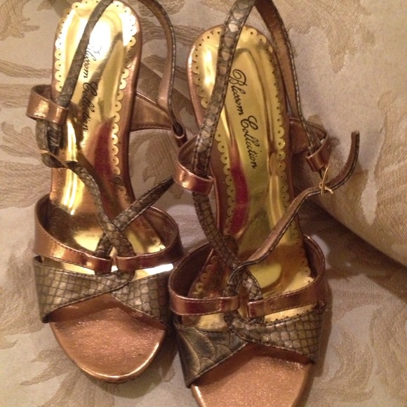 Gold snakeskin design size 7 heal