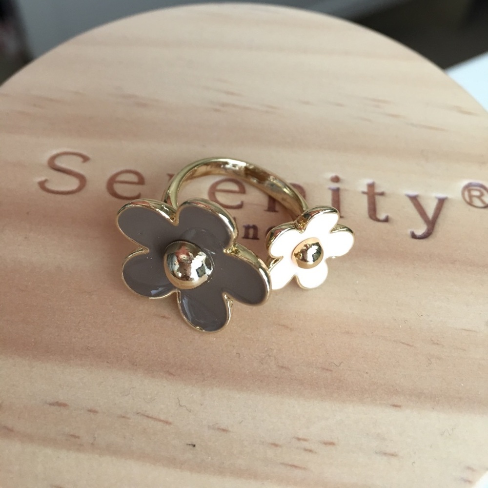 🎉🎊👏 Host Pick 🎊🎉 Daisy Ring in Taupe/Coral