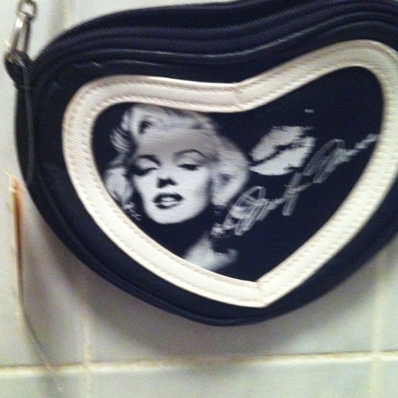 Marilyn Monroe chain crossover purse!!