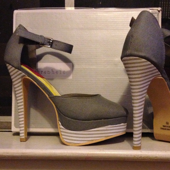 βSOLD&BUNDLEDβNWT Grey Canvas Platform Pump - Picture 2 of 4