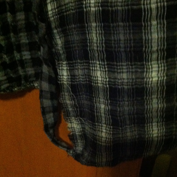 Adorable black and grey top! - Picture 2 of 2