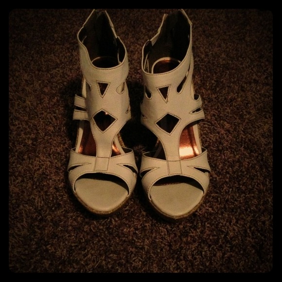 Beautiful White Sandals!! Never worn!