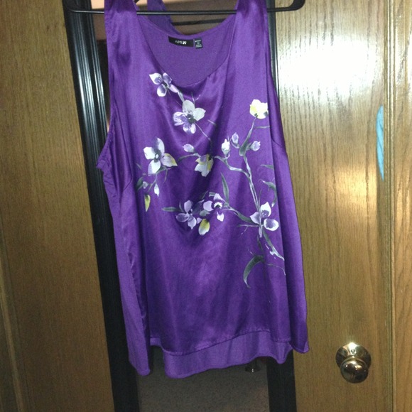 💋Sold💋1X purple flower Apt 9 tank