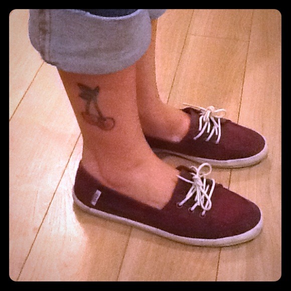 HOLD Burgundy vans,sailor like :)