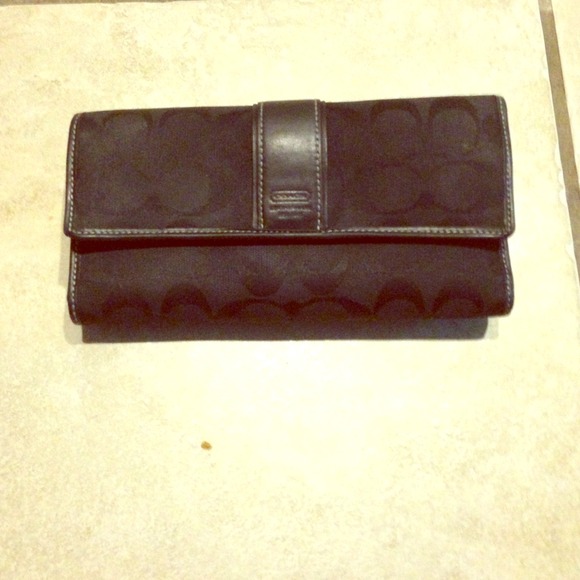 👜💓Authentic Coach signature black wallet.