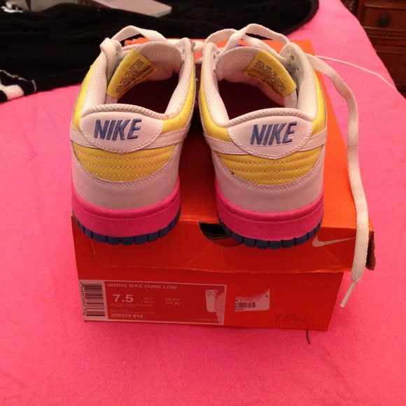 Nike Dunks - Picture 3 of 4