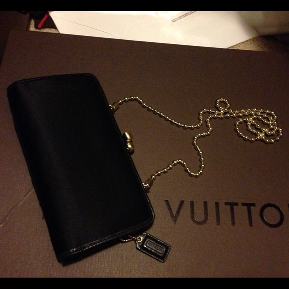 ⛔Sold to family⛔ coach wallet/ clutch - Picture 4 of 4