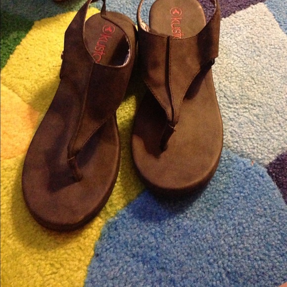 Sandals. - Picture 1 of 3