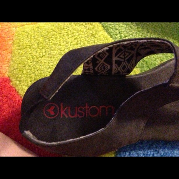 Sandals. - Picture 2 of 3