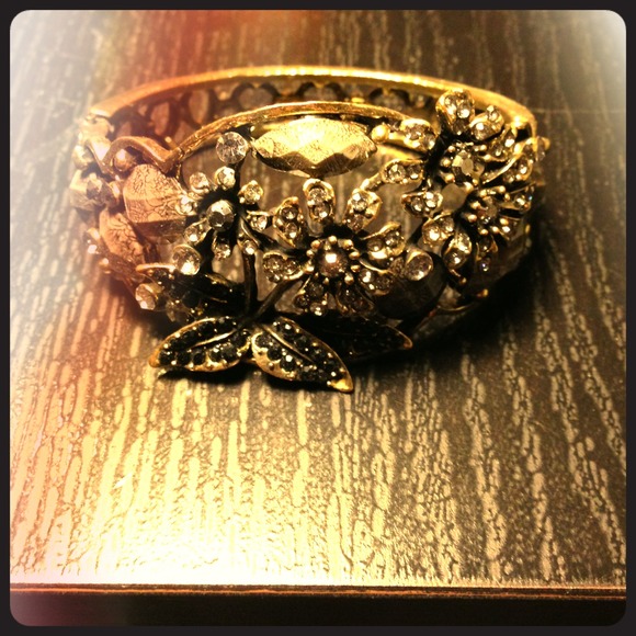 A beautiful bracelet with gem stone flowers. - Picture 1 of 4