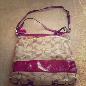 Beautiful Coach Signature bag. Gorgeous!