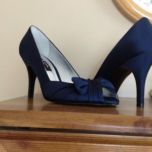 Nina navy luster - 7 1/2M - New