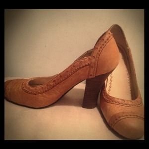 SEYCHELLES beautiful carmel heels