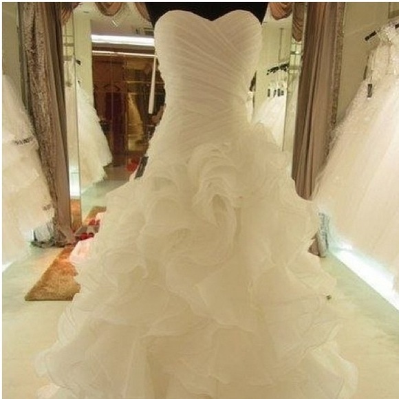 Ann Taylor Dresses & Skirts - I'm selling a beautiful wedding dress.