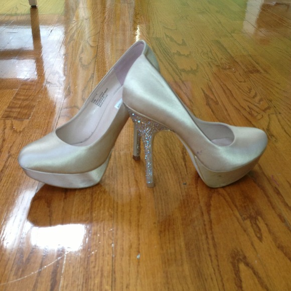 Steve Madden Shoes - Steve Madden satin pumps
