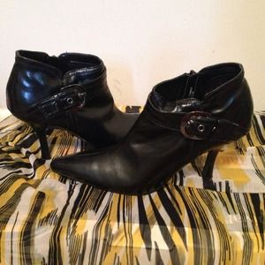 Black patten leather stretch boots