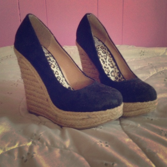*Sold* Black wedge shoes