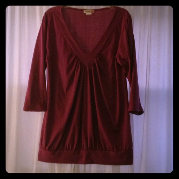 V- neck shirt bundle with earrings