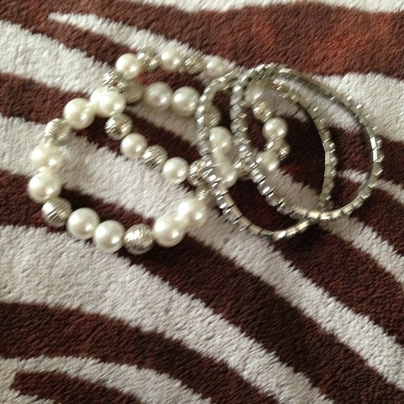 Pearl and rhinestone bracelet set